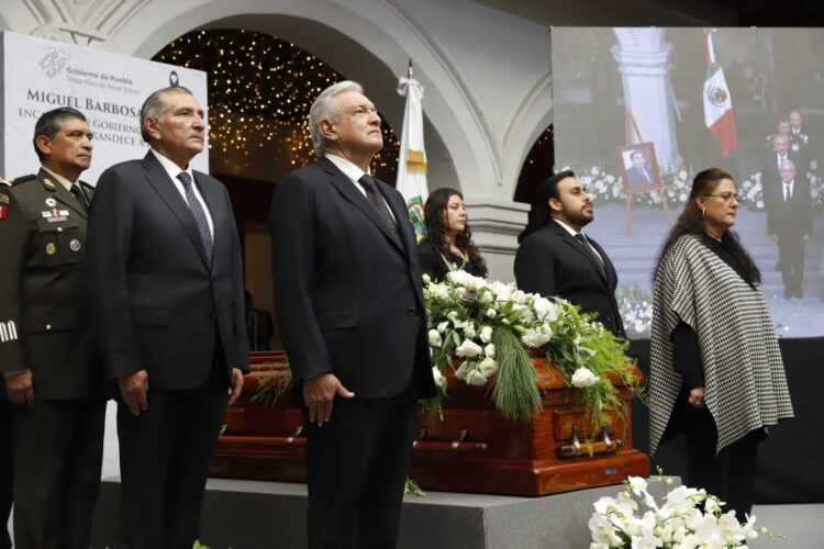 En homenaje, AMLO subraya que Barbosa impulsó marcha del 27 de noviembre 