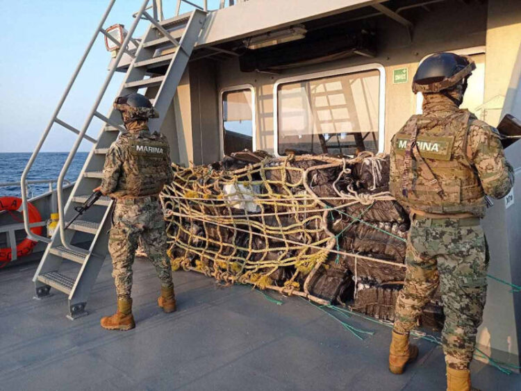 Detienen a tripulación de embarcación que transportaba 895 kilos de droga