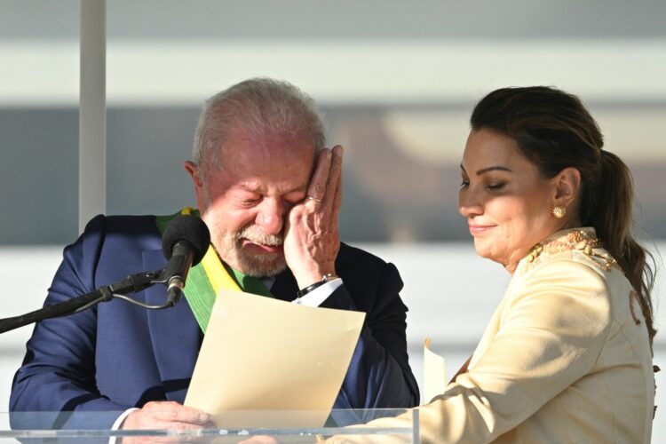 Rompiendo en llanto, Lula se compromete a reconstruir a Brasil, saqueado por Jair Bolsonaro
