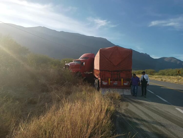Tráiler pierde control a la altura de Jaumave; conductor sale ileso