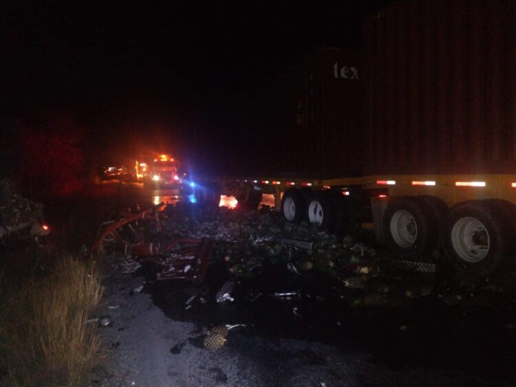 Habilitan circulación en carretera Victoria-Monterrey luego de accidente de dos  tráileres con carga