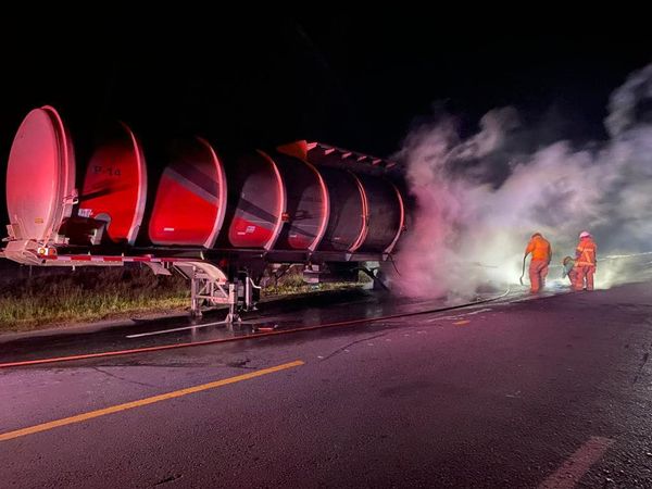 Controlan incendio de pipa cargada de aceite que ardió en la madrugada en San Fernando