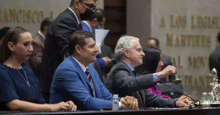 Legisladores apabullan a Santiago Creel por ocultar que negoció presencia de militares armados