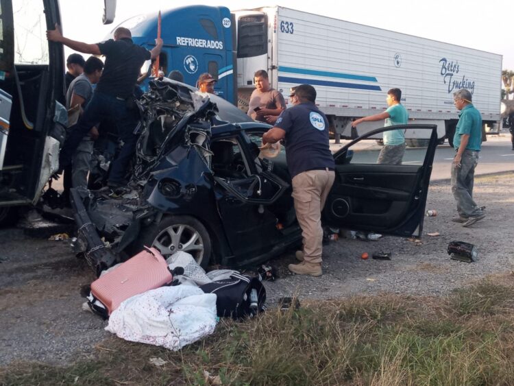 Choque entre 2 carros y autobús deja una mujer muerta y varios lesionados frente a ‘El Tinieblo’