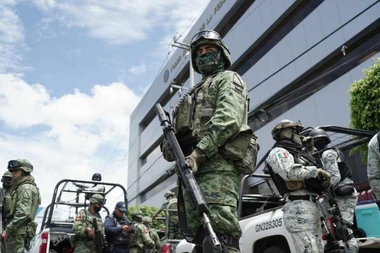 Militares abaten a dos delincuentes en enfrentamiento entre aguacatales de Michoacán