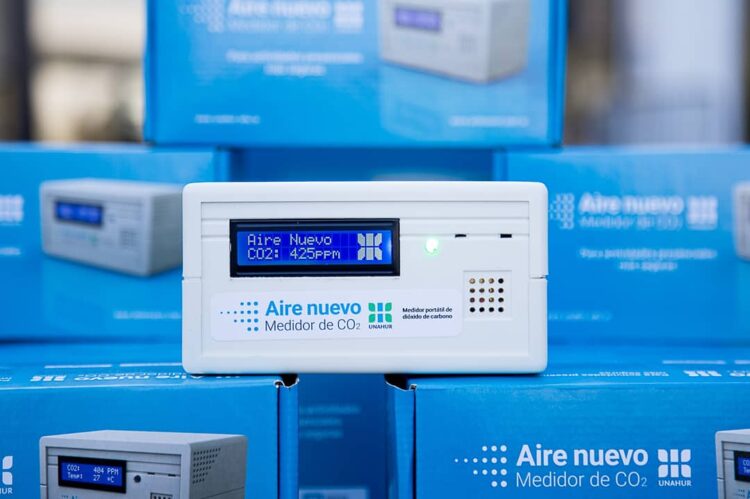 Empresarios adquieren medidores de dióxido de carbono para prevenir contagios de en negocios