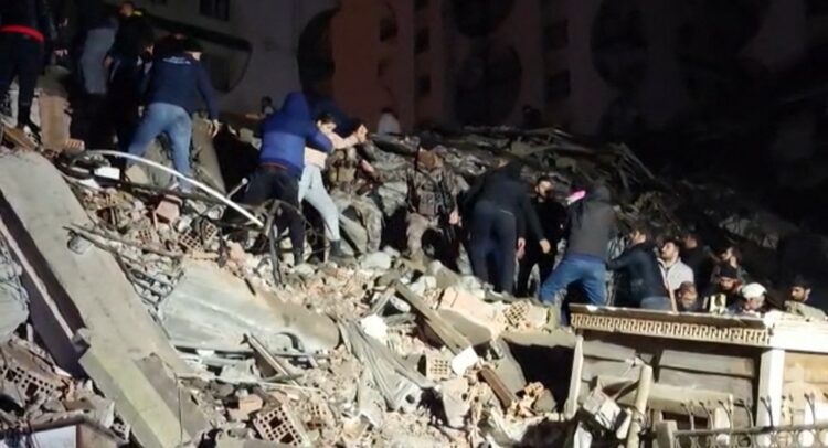 Sismo de 7.8 grados golpea a Turquía; hay al menos 15 muertos