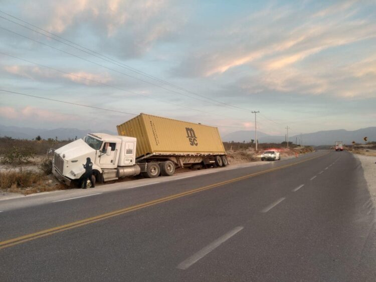 Guardia Estatal auxilia a tráiler ‘acostado’ por otro frente ejido de Jaumave; no hubo lesionados