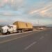 Guardia Estatal auxilia a tráiler ‘acostado’ por otro frente ejido de Jaumave; no hubo lesionados