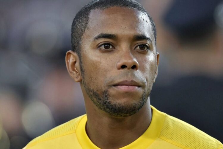 Juez prohíbe a Robinho, condenado por violación, salir de Brasil