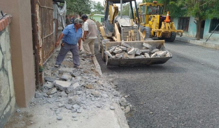 La SOP del gobierno de Tamaulipas hace trabajos de pavimentación asfáltica en calles de Padilla
