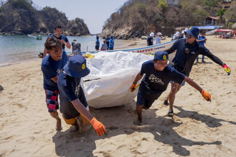 Corona presentó la tercera edición del Campeonato de Pesca de Plástico en Puerto Ángel, Oaxaca