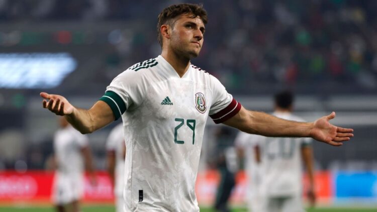 Santiago Giménez reconoce que le dolió no ir a Qatar 2022
