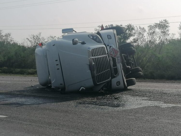Tractocamión  cargado con material peligroso se vuelca cerca de Cruillas; el chofer fue hospitalizado