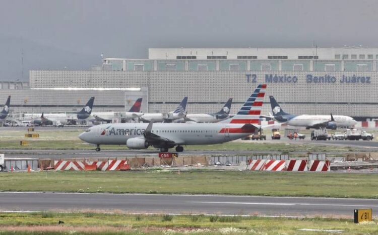 Reportan choque de dos aeronaves en zona de rodaje del AICM