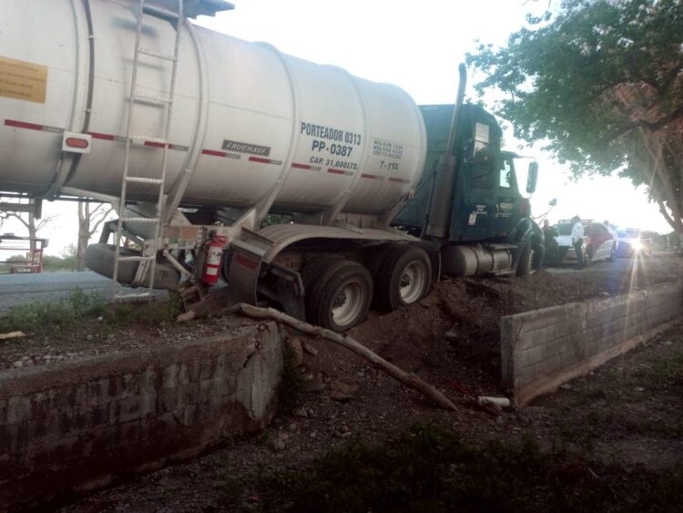 La GE previene en Padilla volcadura de pipa con doble remolque cargada de gasolina