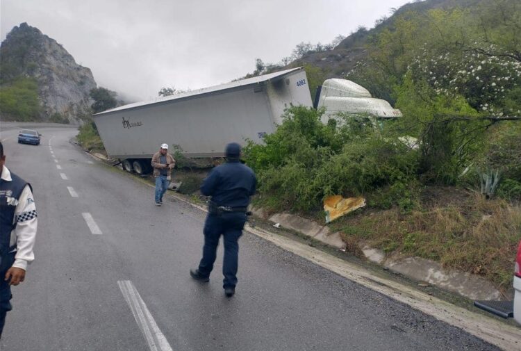 Tráiler derrapa y se sale de la carretera Rumbo Nuevo debido al pavimento mojado
