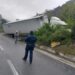 Tráiler derrapa y se sale de la carretera Rumbo Nuevo debido al pavimento mojado