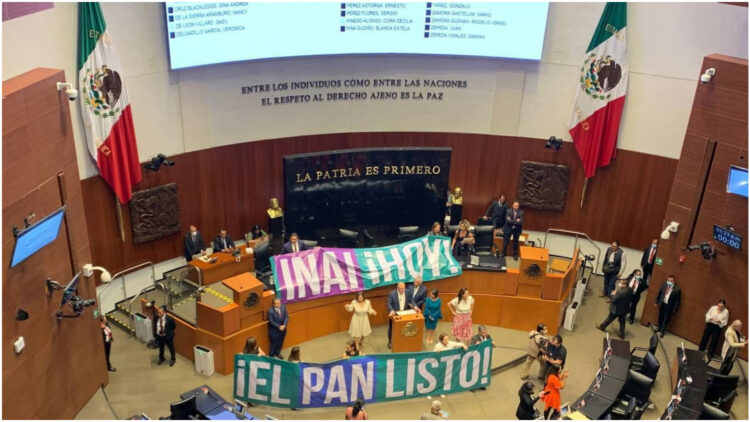 Senadores del PAN toman tribuna; exigen se nombre a comisionados del INAI