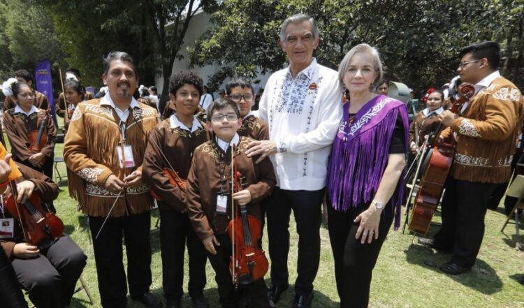 El Gobernador y la Dra. María festejan en Los Pinos a niñas y niños de la Casa Hogar