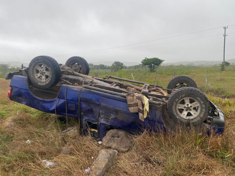Cuerpos de socorro auxilian a dos lesionados en espectacular volcadura a la altura de Aldama