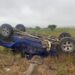 Cuerpos de socorro auxilian a dos lesionados en espectacular volcadura a la altura de Aldama