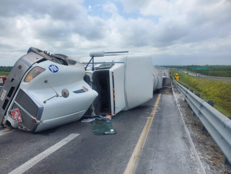 Cierran Libramiento Reynosa Sur ll por volcadura de pipa que derrama combustible