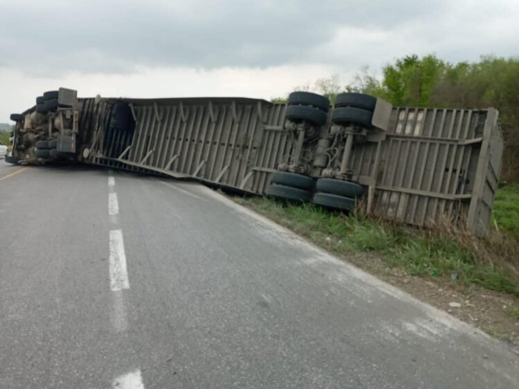 Tráileres de doble remolque, ‘el coco’ de carreteras de Tamaulipas; se ‘acuesta’ otro en Villagrán