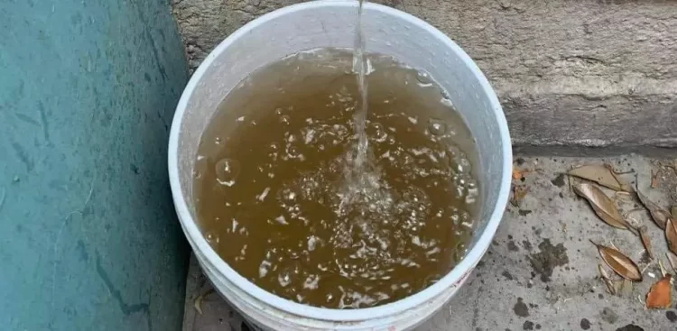 Padres de familia y maestros exigen a Gattás no arriesgar la vida de los alumnos con agua sucia
