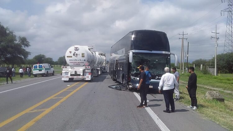 Pasajeros de autobús ETN y carro particular burlan la muerte; PC atiende a un lesionado