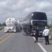 Pasajeros de autobús ETN y carro particular burlan la muerte; PC atiende a un lesionado