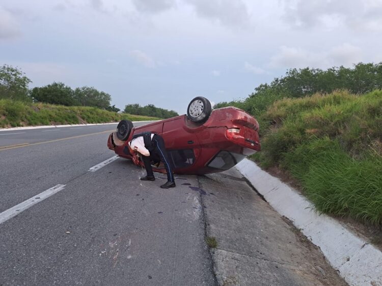 Un Chevrolet Aveo se vuelca en Libramiento San Fernando y ocupantes lo abandonan y huyen