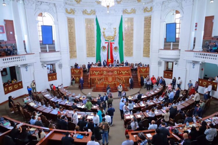 Diputados de la CDMX dejan a alumnos en libertad de ir a la escuela en pantalón o en falda