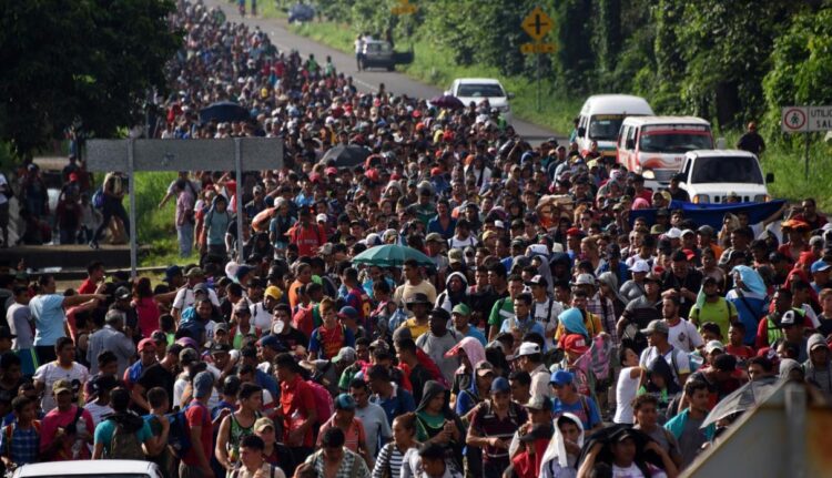 Admite el embajador de EU en México que el sistema de migración de su país ‘está quebrado’