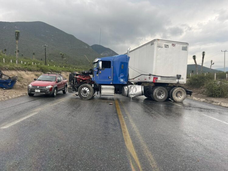 Tractocamión bloquea la Rumbo Nuevo por derrape en el tramo Victoria-Tula