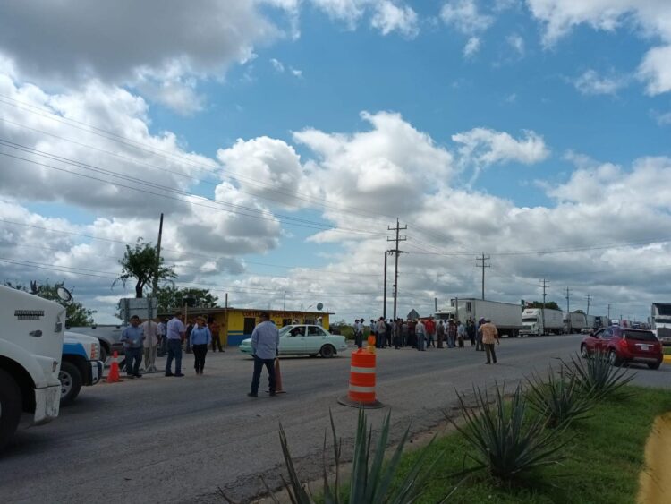 Productores de sorgo movilizados por diputada del PAN cierran de nuevo carretera en San Fernando