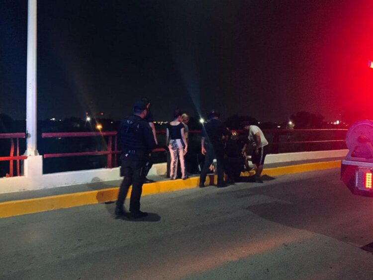 Agentes de la GE evitan que una joven de Nuevo Laredo se suicide lanzándose de un puente