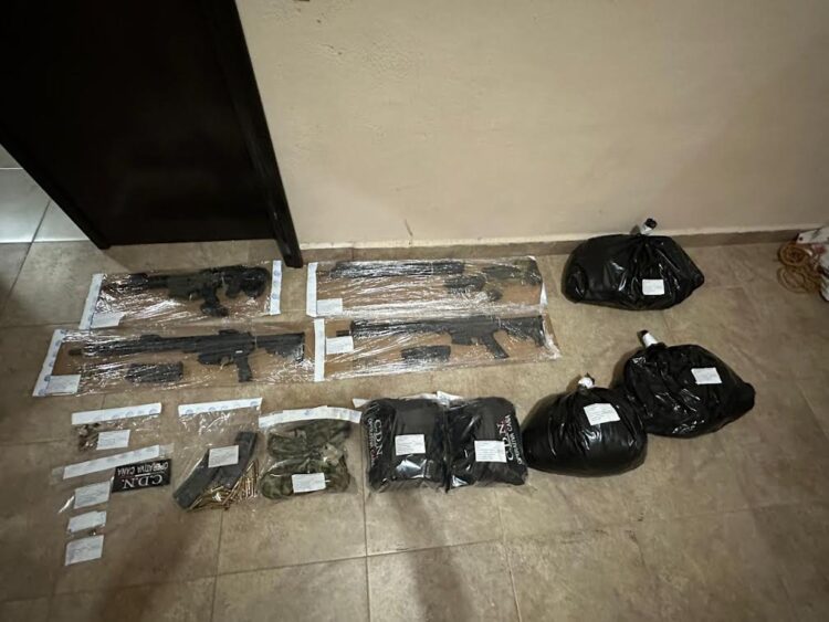 Policías de FGJET y soldados catean casa en Victoria en busca de un homicida y lo detienen con arsenal