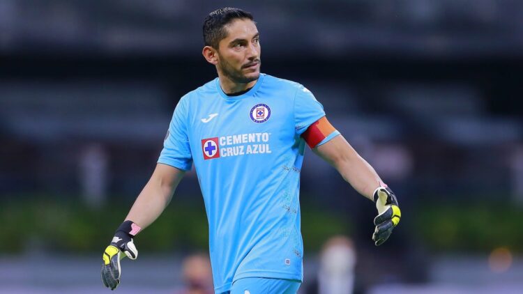 El capitán Jesús Corona se va del Cruz Azul después de 14 años bajo la portería