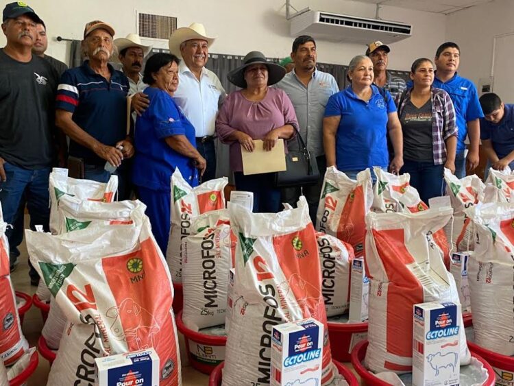 Ganaderos de la asociación ‘El Filósofo de Güémez’ reciben melaza, sales y mosquicida