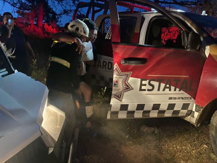 Tras 4 horas de búsqueda GE y PC rescatan lesionado a adulto que cayó a barranco en Los Troncones