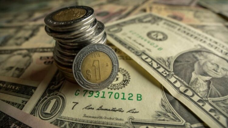Imparable, el peso mexicano rompe la barrera de 17.30 por dólar
