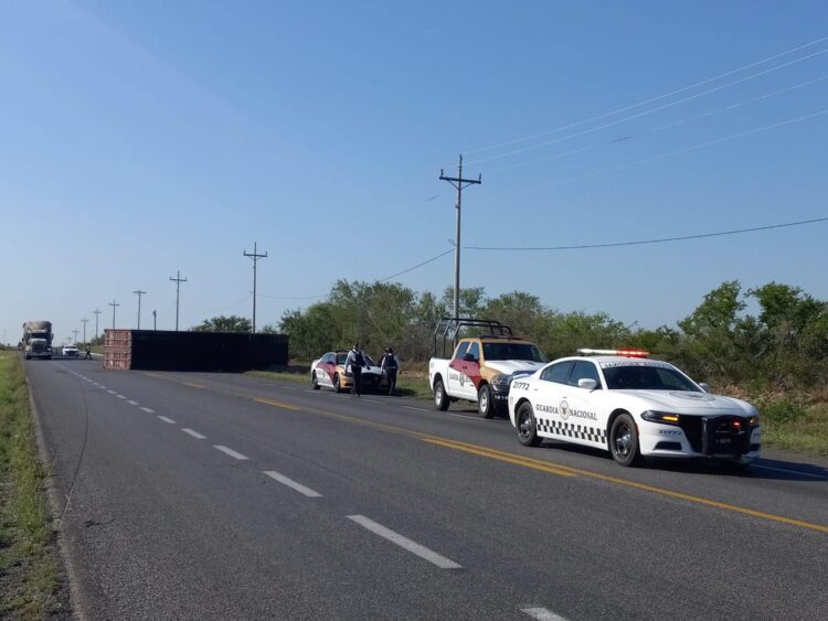 Se desprende caja a tractocamión en tramo carretero Reynosa-San Fernando; conductor sale ileso