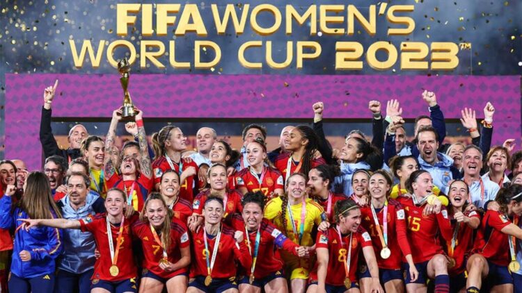 Futbolistas de liga femenil de España estallan huelga por mejoras salariales