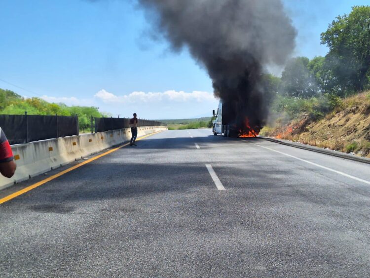 Incendio de cabina de tractocamión obstruyó por horas tramo carretero cerca de Mainero
