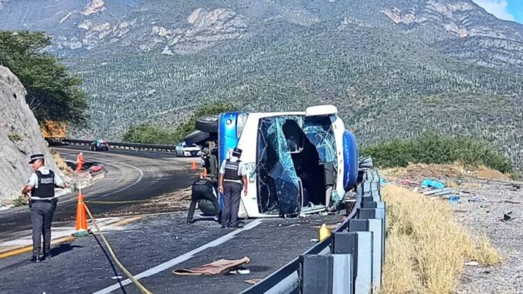 Volcadura de autobús con migrantes deja 18 muertos y 27 heridos cerca de Oaxaca