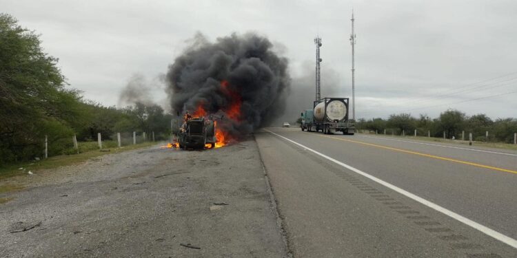 Tráiler cargado con polvo de varilla arde en tramo carretera González-Llera; chofer sale ileso