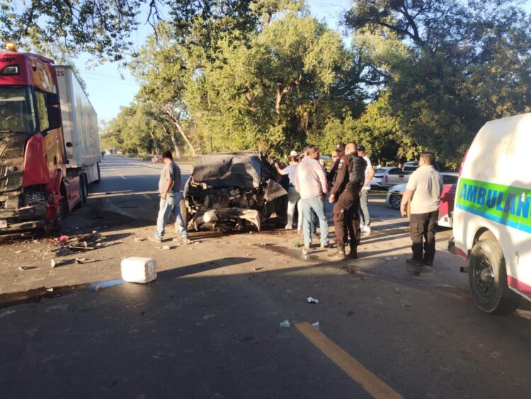 Brutal choque entre camioneta y tractocamión deja una persona muerta cerca de El Barretal, de Padilla