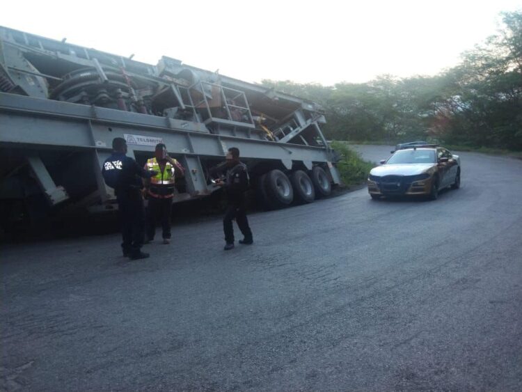 La GE auxilia a ocupantes de tráiler cargado con  maquinaria pesada volcado cerca de Mante