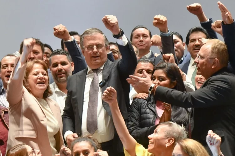 Dice AMLO respetar a Ebrard pero manda mensaje: ‘Quien no está con el pueblo es un vulgar ambicioso’